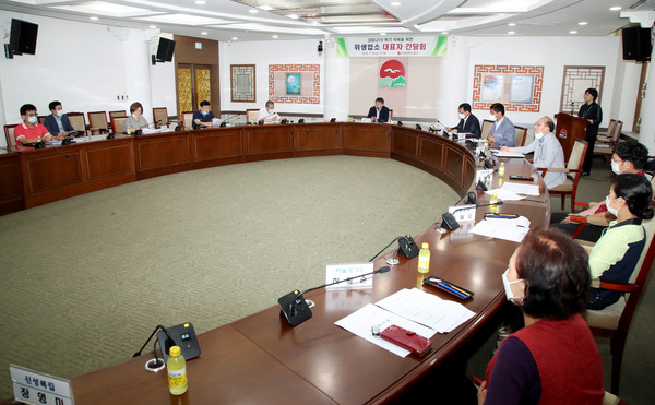 중구는 지난 10일 한국외식업중앙회 인천시 중구 지회장 이현대 등 외식업소 대표자들과 만남을 갖고 코로나19 위기극복을 위한 논의를 했다.  (사진제공=중구청)