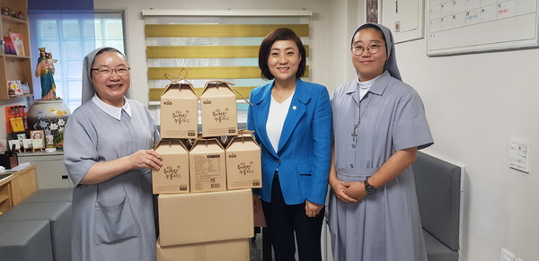 안혜영 도의원은 지난 9일 수원시 신동에 위치한 엘림보호작업장(장애인직업재활시설)을 찾아 생산시설을 견학하고, 관계자들의 애로사항을 청취했다. (사진제공=경기도의회)