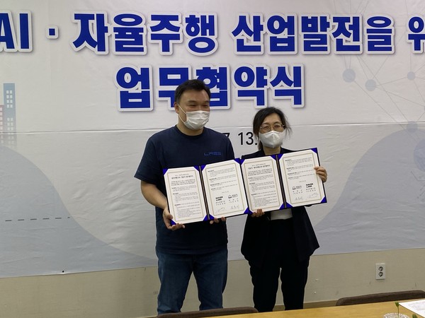 성남시는 인공지능(AI) 자율주행 자동차 상용화를 위해 13일 오후 2시 시청 2층 회의실에서 은수미 시장과 석상옥 네이버랩스 대표 등이 참석한 가운데 ‘성남 AI·자율주행 산업발전을 위한 업무 협약’을 체결했다. (사진제공=성남시청)