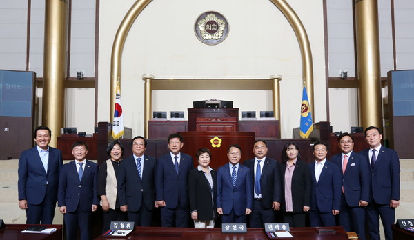 제10대 경기도의회 후반기 상임위원회 위원장들이 13일 오전 제345회 임시회 제2차 본회의에서 상임위원장 선거를 마친 뒤 기념사진을 찍고 있다. (사진제공=경기도의회)
