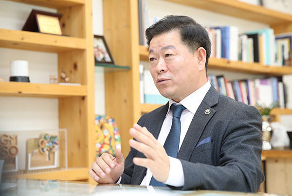 광명시가 상반기 지방재정 신속집행 목표액 1970억 원의 127%인 2513억 원을 집행하여 전국 234개 전체 지방자치단체 중 우수기관으로 선정됐다. 사진은 박승원 광명시장. (사진제공=광명시청)