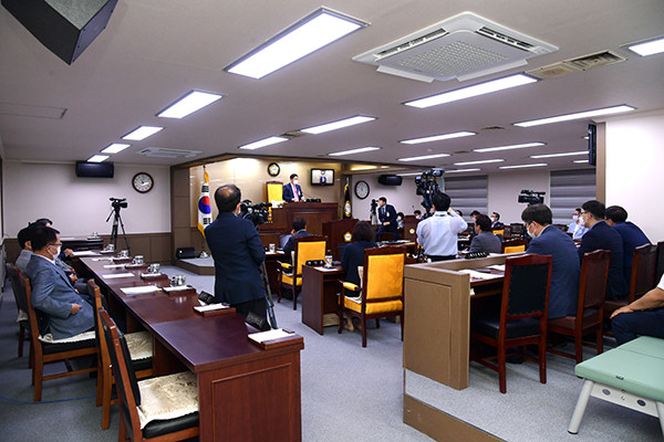 양평군의회는 14일 제271회 임시회를 개최하고 군소음보상법 하위법령 제정안 반대 결의안을 채택했다. (사진제공=양평군의회)