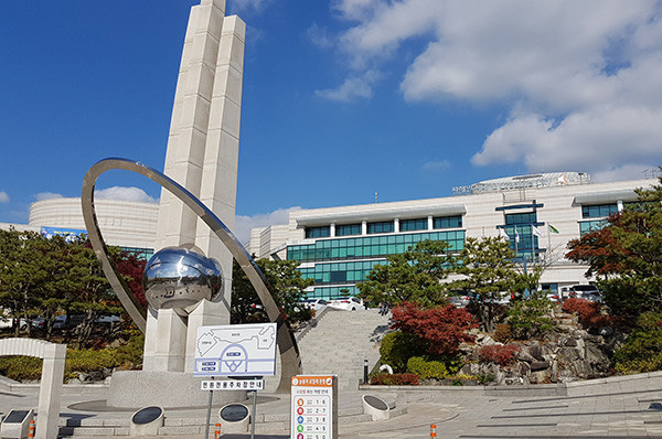 화성시가 경기도 내에서 유일하게 농림축산식품부의 ‘2020년 농식품바우처 시범사업’에 선정돼 국비 4억9400만 원을 확보했다. 사진은 화성시청 전경. (사진=중앙신문DB)