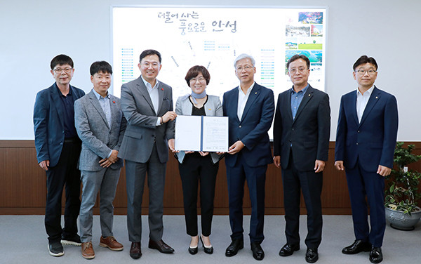 안성시는 14일 일자리 창출과 소상공인 지원을 위해 스타필드 안성 및 경기신용보증재단과 업무협약을 체결했다. (사진제공=안성시청)