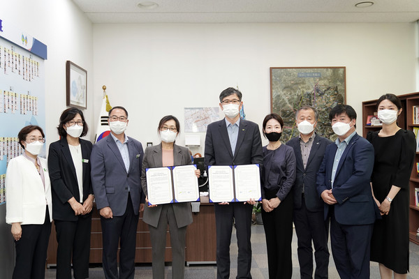 성남시는 14일 시청 2층 시장 집무실에서 은수미 시장과 김요섭 LH 경기지역본부장 등이 참석한 가운데 ‘신혼부부 매입임대주택 내 다함께 돌봄센터 설치를 위한 업무협약’을 체결했다. (사진제공=성남시청)
