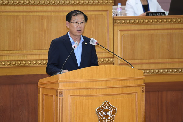 양주시의회는 14일 후반기 첫 번째 임시회인 제320회 임시회를 개회하고 ‘경기도 산하 공공기관 양주시 유치 결의안’을 만장일치로 채택했다. 사진은 결의안을 대표 발의한 이희창 의원. (사진제공=양주시의회)