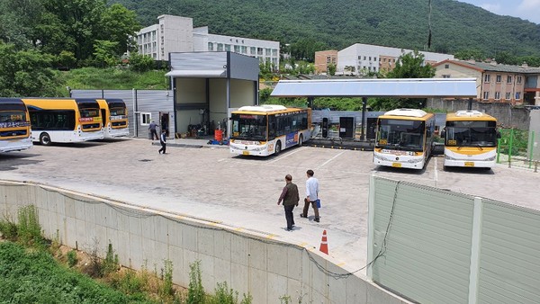 고양시가 지난 14일 ‘전기버스 5개년 전환계획’을 수립하며, 향후 5년 내 관내 노선버스 330대를 쾌적하고 매연발생 없는 ‘전기버스’로 교체한다. (사진제공=고양시청)