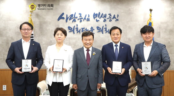 경기도의회 장현국 의장 등이 광복회 주관 ‘역사정의실천 정치인’으로 선정됐다. 왼쪽부터 채신덕·김경희 의원, 김원웅 광복회장, 장현국 의장, 김경호 의원. (사진제공=경기도의회)