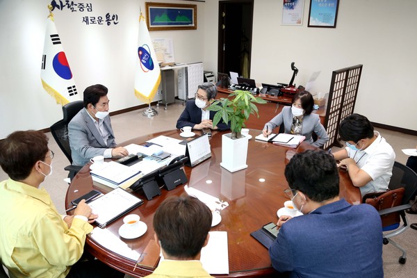 백군기 용인시장은 임시 생활시설 등의 대책을 논의하기 위해 시장실을 방문한 노홍인 중앙사고 수습본부 총괄 책임관(보건복지부 보건의료정책실장) 등 관계자들과