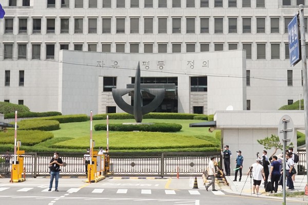 이재명대법원이 직권남용 권리행사 방해, 공직선거법 위반 등 혐의로 기소된 이재명 경기도지사의 벌금 300만원 원심을 파기환송했다. (사진=장민호 기자)
