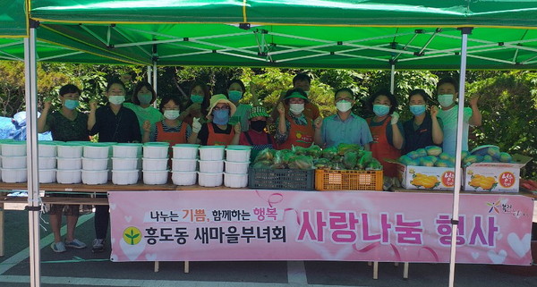 고양시 덕양구 흥도동 새마을부녀회는 지난 15일 코로나19로 어려움을 겪고 있는 관내 어르신들을 위해 초복맞이 삼계탕 나눔 행사를 가졌다. (사진제공=고양시청)
