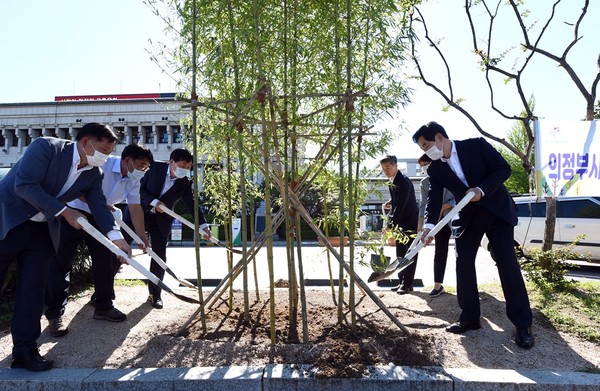 의정부시는 지난 15일 국·과장으로 승진한 15명 공직자의 기념식수 행사를 가졌다. (사진제공=의정부시청)