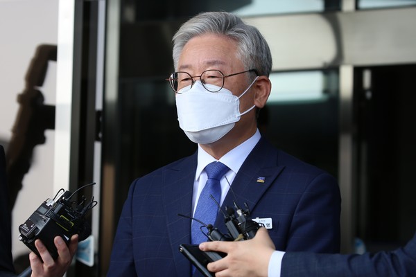 이재명 경기도지사가 대법원 선고가 나온 16일 오후 경기도청 앞에 나와 입장을 밝혔다. (사진=장민호 기자)