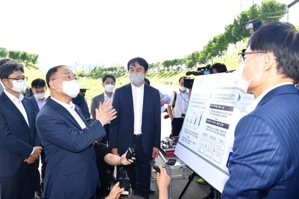 하남시는 지난 15일 홍남기 경제부총리 겸 기획재정부장관이 디지털 뉴딜 관련 기업 정책건의를 청취하기 위해 하남의 KT 실시간 안전관제 서비스 현장을 방문했다고 밝혔다. (사진제공=하남시청)