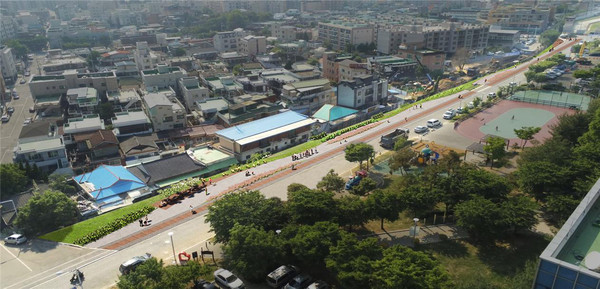 평택시가 16일 도시재생사업의 일환으로 송탄역에서 신장근린공원까지 1.2km 구간의 미군 철도변을 따라 산책로를 조성하는 환경개선공사를 착공했다. 사진은 철로변 산책로 조성 조감도. (사진제공=평택시청)