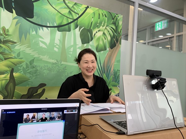 용인문화재단이 시민들을 위한 문화예술 콘텐츠를 기획하고 운영할 지역 문화예술매개자 아트러너(Art Runner)를 22일까지 모집한다. 사진은 온라인을 통해 원격 교육 중인 아트리너. (사진제공=용인시청)