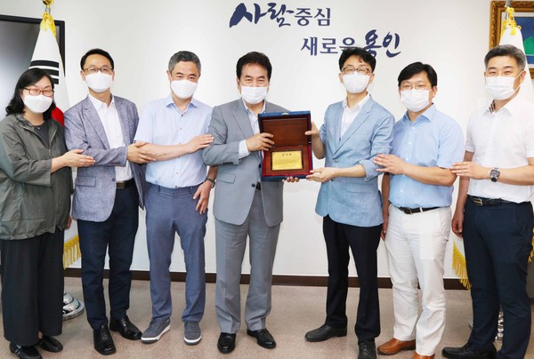 용인시는 백군기 시장이 수지구 성복동 롯데캐슬골드타운 입주자 대표회의로부터 유치원 통학차량 이용환경을 개선해줘 감사하다는 내용의 패를 받았다. (사진제공=용인시청)