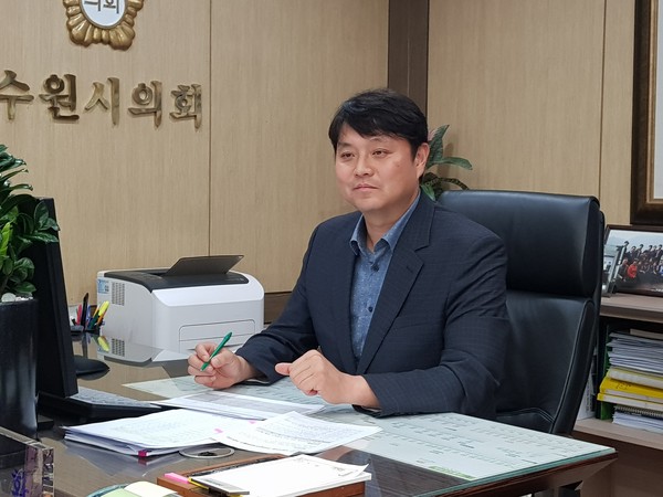제11대 수원시의회 후반기 의장에 당선된 조석환 의원 (사진제공=수원시의회)