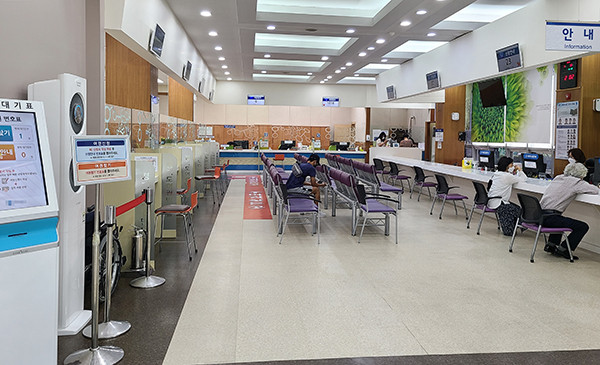 20일 경기도에서 운영하던 여권 사무가 수원시로 이관됨에 따라 ‘수원시 여권민원실’을 정식으로 개소한다. (사진제공=수원시청)