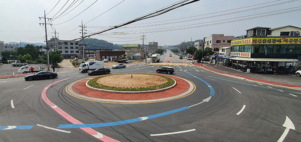 안성시는 원곡면 하가천 삼거리와 신건지동 농심 오거리에 회전교차로 설치를 완료했다. (사진제공=안성시청)