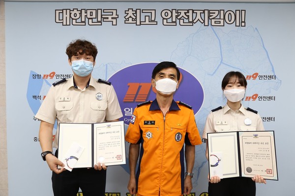 일산소방서 소방대원이 경기도지사 표창장을 받았다. 사진 좌측부터 김종철 소방장, 박용호 일산소방서장, 조윤정 소방사. (사진제공=일산소방서)