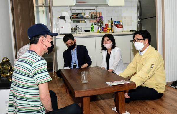 취약계층 방문 (사진제공=파주시청)