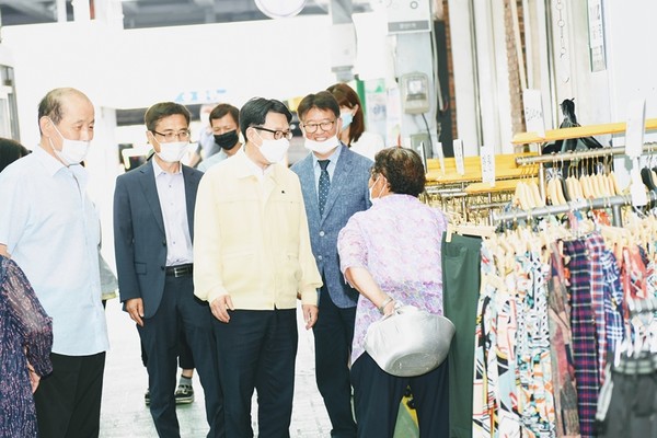 문산시장 방문 (사진제공=파주시청)