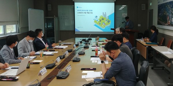 경기도가 과학적 데이터 분석을 통해 노선입찰제 기반 ‘경기도 공공버스’의 최적 신규 노선을 도출할 수 있는 모델 개발에 나선다. (사진제공=경기도청)