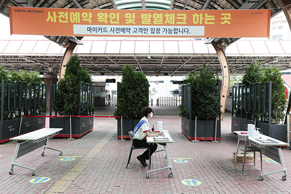 한국마사회는 오는 24일부터 서울경마공원ㆍ부산경남경마공원ㆍ제주경마공원 등 3개 경마공원에 한해 좌석정원의 10% 이내에서 고객 입장을 허용할 예정이다. (사진제공=한국마사회)