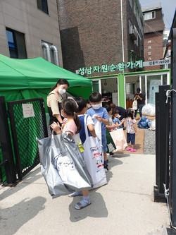 성남시는 재활용 가능한 쓰레기를 가져오면 현금이나 지역화폐를 주는 ‘자원순환가게 re100’(리사이클링 100%)을 연말까지 모두 8곳으로 확대한다. (사진제공=성남시청)