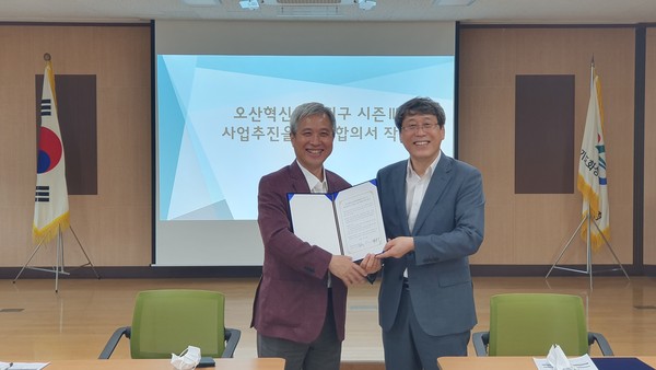 오산시와 화성오산교육지원청은 ‘혁신교육지구 시즌Ⅲ’ 협약을 체결하고 관련 교육사업을 본격 추진하기로 했다. (사진제공=오산시청)