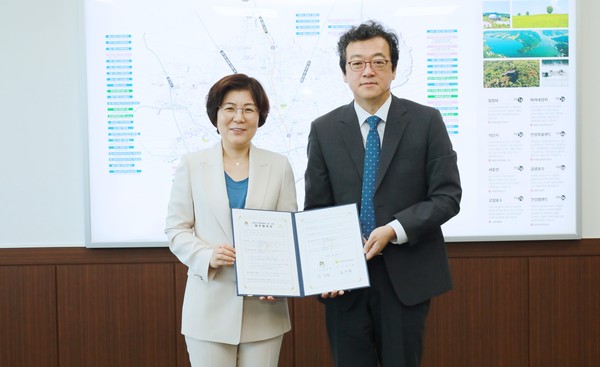 안성시와 한국출판문화산업진흥원은 21일 시청에서 ‘2020년 책문화센터 구축·운영’ 공모사업 선정에 따른 업무협약을 체결했다. (사진제공=안성시청)