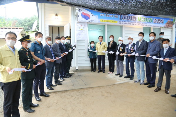 포천시 관내 육군 제1기갑여단은 영북면 소재 월남전 참전유공자인 고(故)김진국(예비역 상사)씨의 부인 자택에서 나라사랑 보금자리 준공식을 가졌다. (사진제공=포천시청)