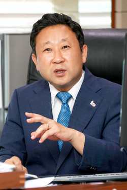 취임 3년차를 들어서 지난 2년간의 성과와 앞으로의 계획에 대해 인터뷰 하는 장정민 옹진군수 (사진제공=옹진군청)