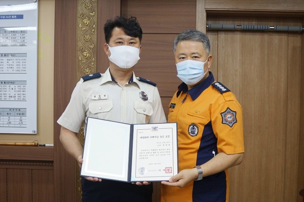 포천소방서 한경복 서장은 21일 대형화재 현장에서 화재진압 및 인명구조 활동에 이바지한 공로를 인정받은 윤장성 소방장에게 경기도지사 표창장 전달식을 가졌다. (사진제공=포천소방서)