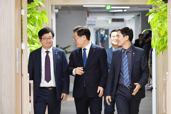 지난해 2019년 12월23일 수원시-화성시간 경계조정 협약식에서 염태영 수원시장(왼쪽)과 이재명 경기도지사(가운데), 서철모 화성시장(오른쪽)이 화기애애한 분위기로 대화를 나누고 있다. (사진제공=수원시청)