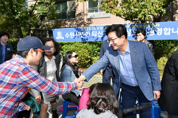 수원시-용인시간 경계조정으로 수원시로 편입된 청명센트레빌 주민들이 마을잔치를 열고 염태영 수원시장을 초청해 인사하고 있다. (사진제공=수원시청)