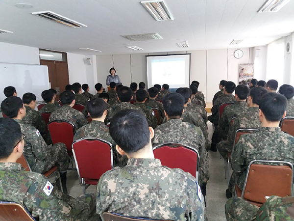 과천경찰서는 26일 지역 국군수송사령부에서 직할부대 초급간부 및 운전병 등 80여 명이 참석한 가운데 교통질서 확립을 위한 군부대 교통사고 예방 교육을 실시했다. 교육에서는 방향지시등 켜기와 ‘사람이 먼저인 교통문화’ 등을 홍보했다. 2019.03.26 /과천경찰서 제공