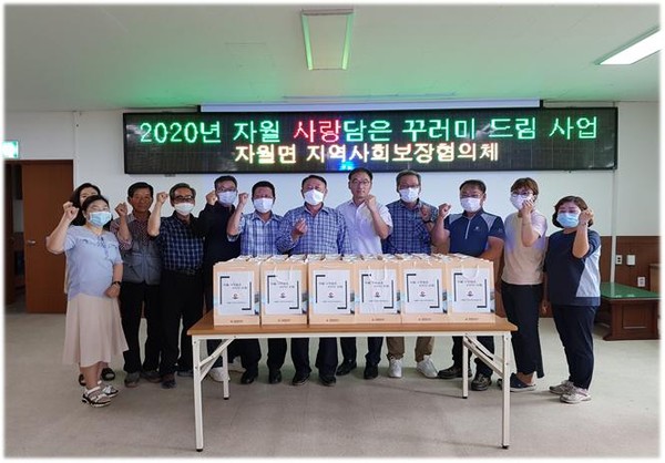 옹진군 자월면 지역사회보장협의체(이하 협의체)는 최근 자월도에 거주하시는 어르신들께 삼계탕 등 간편식품 6종과 제습제를 꾸러미로 만들어 전달했다고 21일 밝혔다. (사진제공=옹진군청)