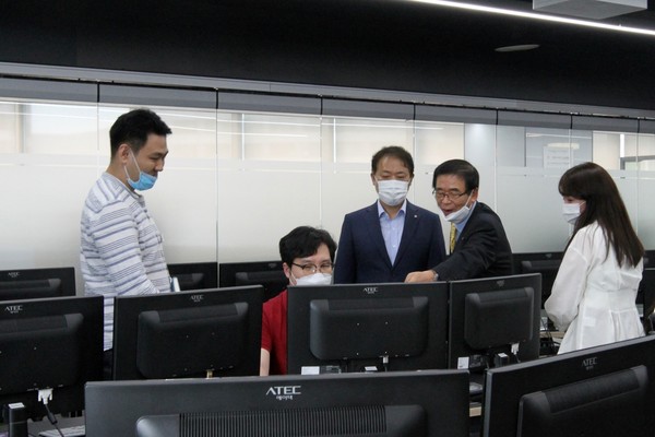 성남시 장영근 신임 부시장은 지난 21일 아시아실리콘밸리 프로젝트 현황 점검 및 관계자를 격려하기 위해 성남산업진흥원을 방문했다. (사진제공=성남산업진흥원)