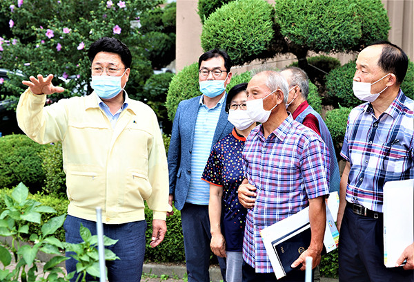 엄태준 이천시장은 지난 21일 현장소통 ‘이천은 화목해요’를 관고동 산호1차아파트와 증포동 대원그린아파트 주민들과 소규모 공감미팅으로 진행했다. (사진제공=이천시청)