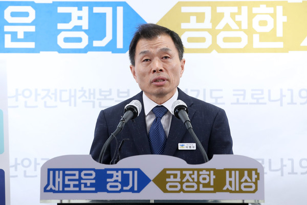 22일 오전 경기도청 브리핑룸에서 이병우 복지국장이 중장년층 종합지원 정책 추진 관련 브리핑을 하고 있다. (사진제공=경기도청)