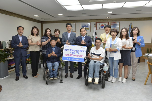 포천시 소재 한빛이엔에스 유진현 대표이사는 시 관내 중증장애인 시설화와 독립적 자립생활을 돕기 위해 포천장애인자립생활센터와 포천나눔의집 장애인자립센터에 총 500만 원(각 250만 원)의 후원금을 22일 시에 기탁했다. (사진제공=포천시청)