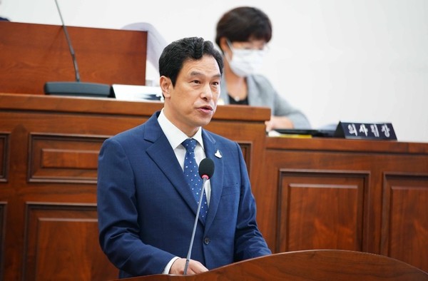 강성삼 부의장이 지난 20일 하남시의회 제296회 임시회 제1차 본회의 5분 발언에서 “‘하남형 뉴딜’의 시작이 ‘한국판 뉴딜’의 첫걸음이 될 수 있도록 노력해 달라” 강조했다. (사진제공=하남시의회)