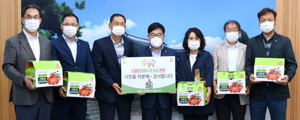 광주시 퇴촌면 토마토연합회 및 기관단체장은 지난 22일 광주시청을 방문해 ‘토마토 팔아주기 운동’에 따른 결과를 보고했다. (사진제공=광주시청)