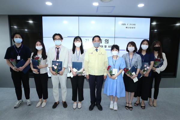 고양시는 상반기 민원처리 단축 우수 공무원 11명을 선정해 포상을 했다. (사진제공=고양시청)