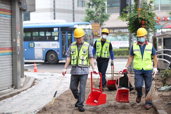 동구는 지난 23일 허인환 구청장이 오전 6시 30분부터 송림오거리 일대에서 깨끗한 동구 거리를 만들기 위해 환경미화원 체험활동을 전개했다고 밝혔다. (사진제공=동구청)