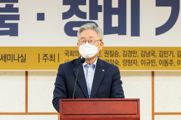 23일 오전 국회 의원회관 제3세미나실에서 열린 경기도 소부장산업 육성방안 토론회에서 이재명 경기도지사 환영사를 하고 있다. (사진제공=경기도청)
