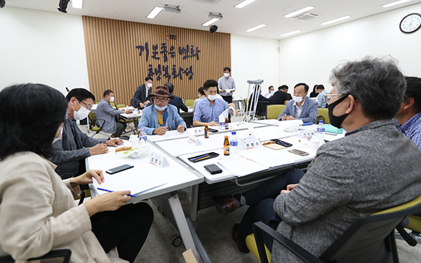 화성시가 동탄출장소 대회의실에서 ‘2020년 제1회 시정자문위원회 전체회의’를 개최했다. (사진제공=화성시청)