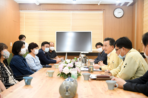 여주시는 공약사업의 이행여부에 대한 신뢰 확보와 투명한 평가체계를 마련하고 공약 추진 점검 및 소통과 참여의 행정을 구현하기 위해 ‘공약이행평가단’을 공식 출범했다. (사진제공=여주시청)